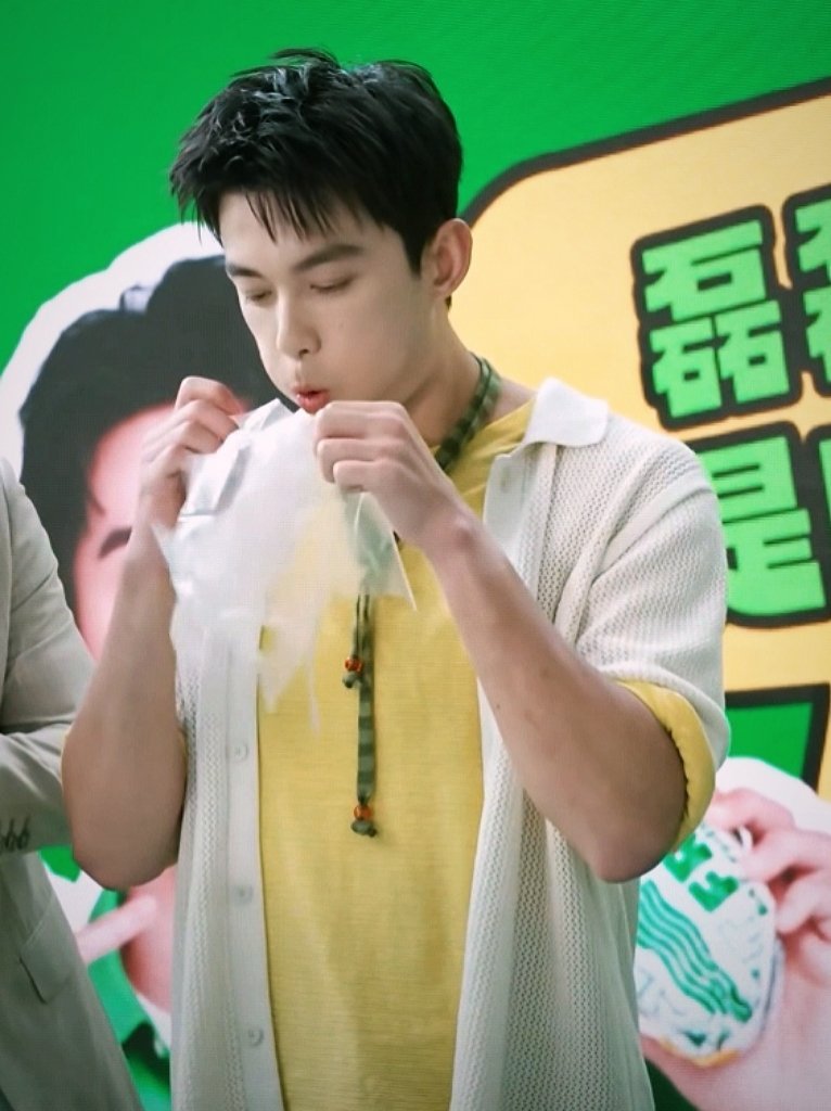 喜欢看吴磊短发完全清爽男大💚💛