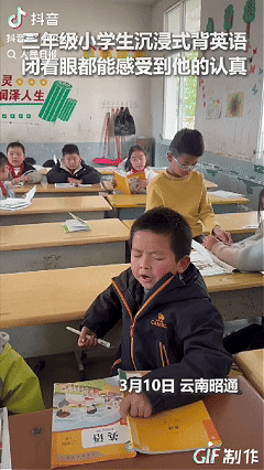 “三年级小朋友上人民日报了！”近日云南昭通，小学课堂里，一个三年级小男孩正沉浸式