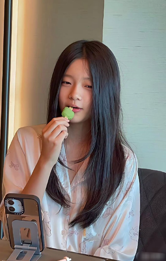 小玥儿和霖霖正脸爆光，玥儿太像大S了，顿时让那些说小S二女儿像姨妈的人通通闭嘴，