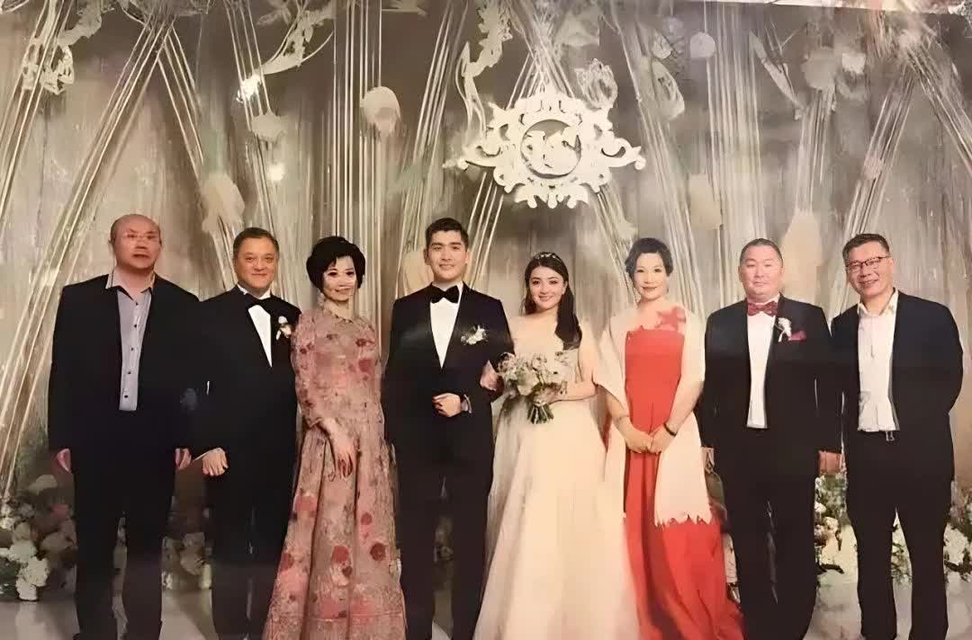 2018年广州的丽思卡顿酒店内，有一场富丽堂皇的婚礼，香港富人圈悉数到场，霍英东