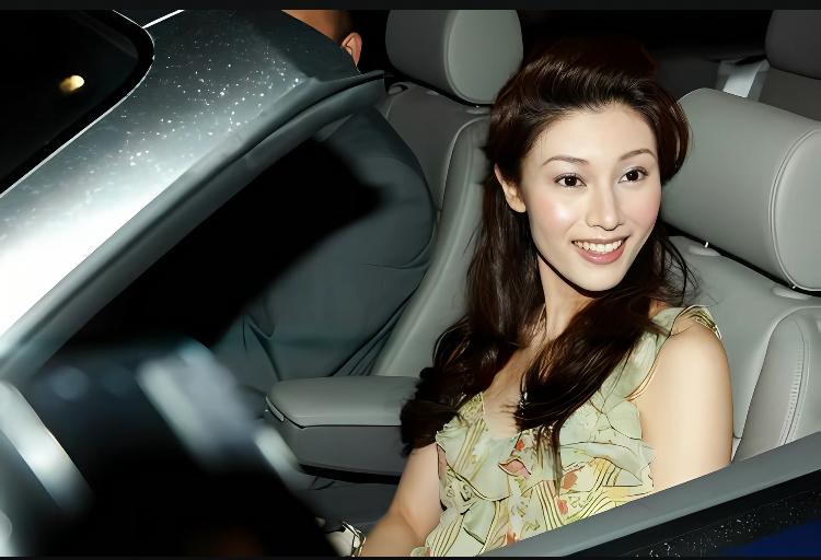 坐在豪车中的李嘉欣，一旁是许晋亨。