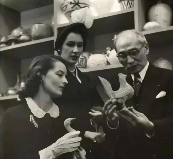 1910年，一名30岁的中国男人迎娶了一个15岁的法国少女。洞房花烛之夜，男子却