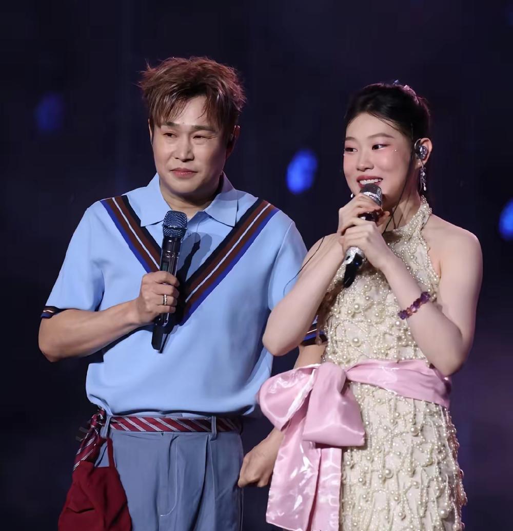 音乐节突发意外！小沈阳女儿清唱救场，这波圈粉哪是靠爹？谁懂啊！沈佳润音乐节首