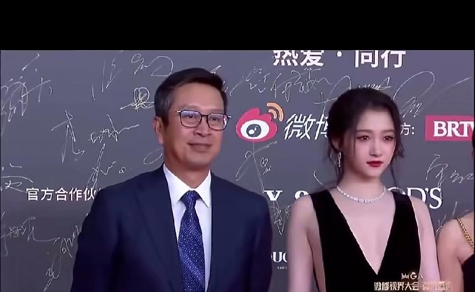 微博视界大会上关晓彤一亮相，她的着装又被吐槽的一无是处，确实该吐槽，这衣服太糟糕