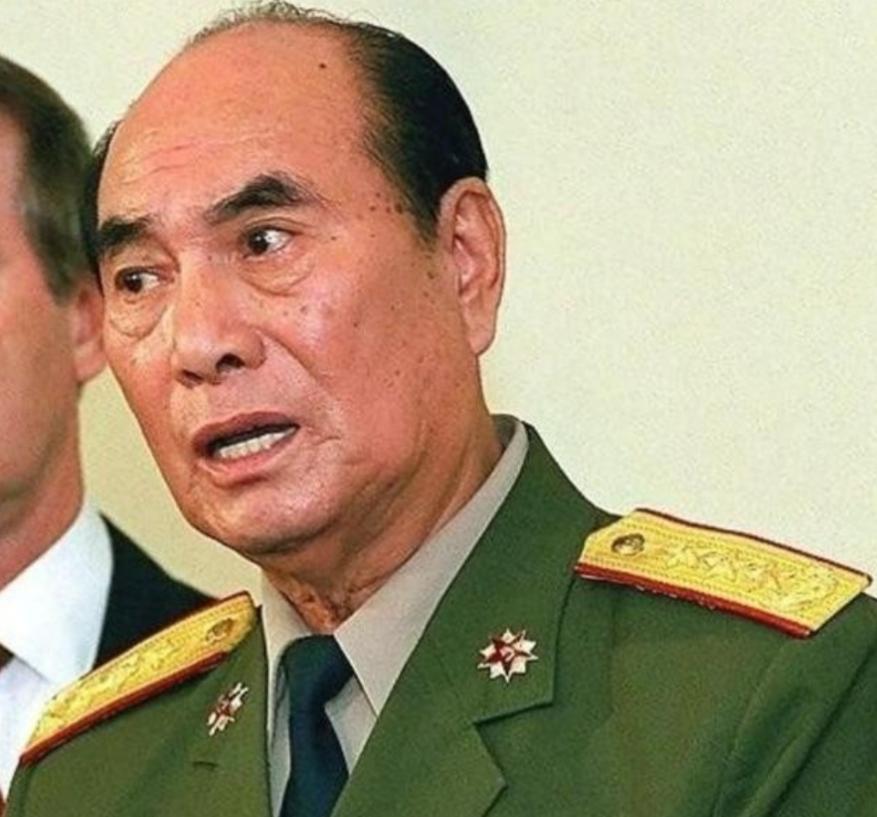 1989年，时任广州军区司令的张万年将军在夜间值班时想抽烟，发现烟抽完了，便叫来