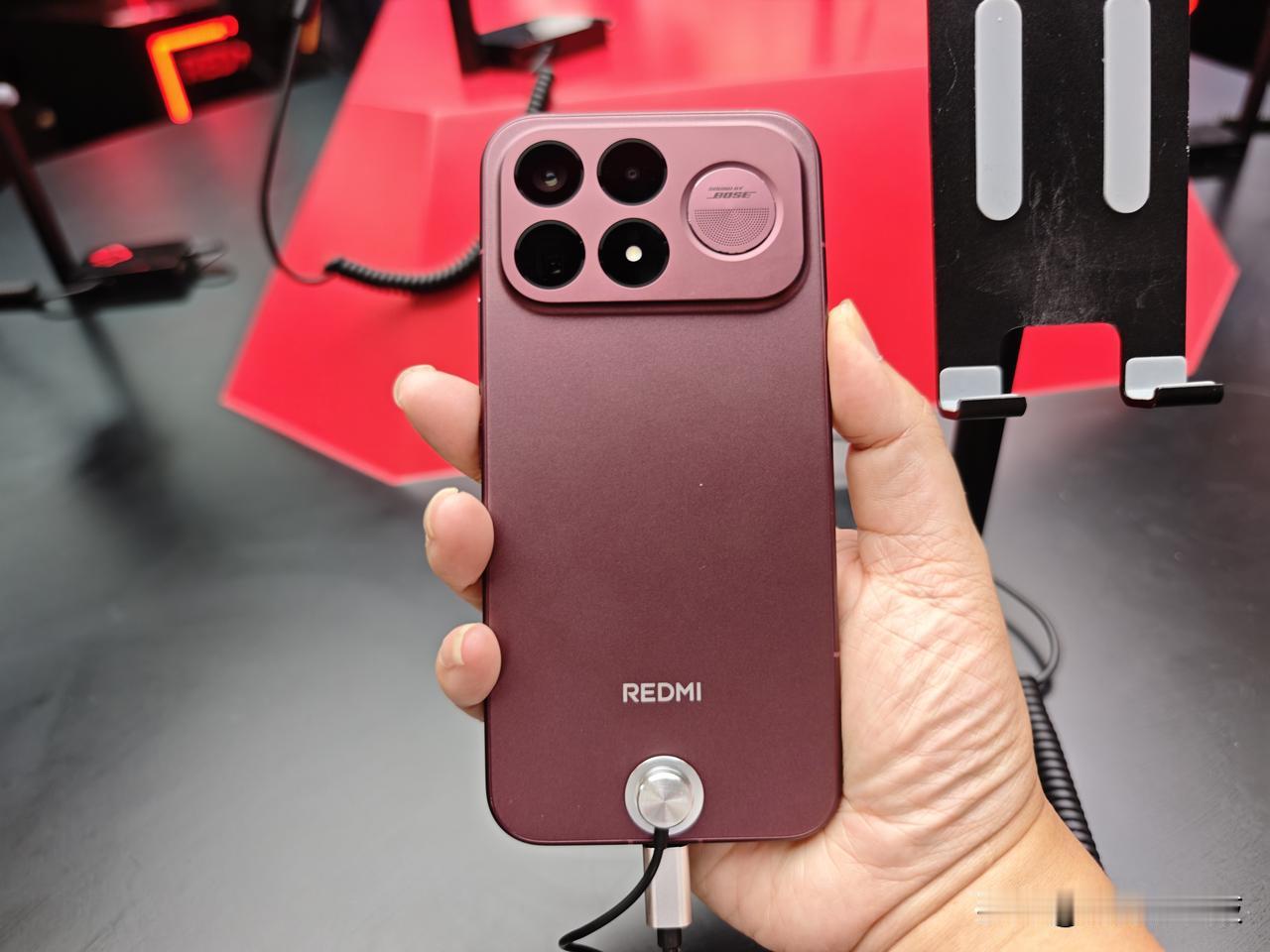 红米K100ChinaJoy上手，手机质感好很多，摸起来有一股温润感。不过现场