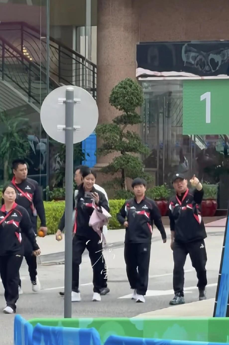 莎莎这个样子，哪里像是参加比赛的运动员，像极了视察工作的LD，而小杨是被检