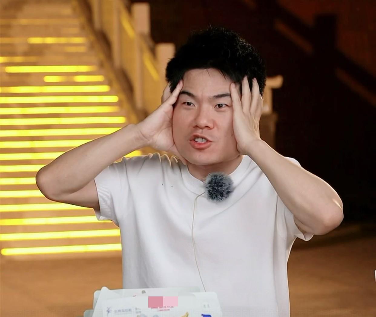 听董宇辉说，如果是袋装牛奶厂商给南方发货就有吸管给北方发货没有吸管[笑着哭]
