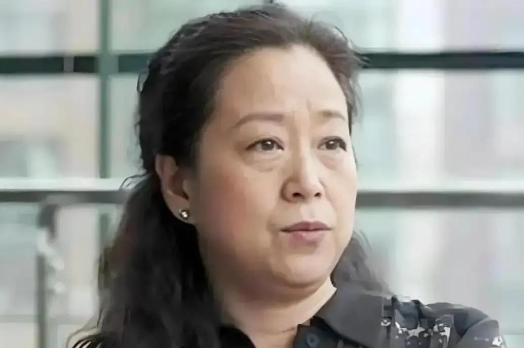 真稀奇！张国立和前妻罗秀春离婚几十年，如今67岁的她每月雷打不动收着前夫打来的固定生活费，从没断过一
