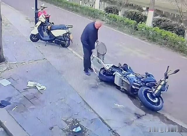 “卖废铁30元，却糟蹋了人家3万元的车！”一位大爷，走在道路上，看到人家停着一台