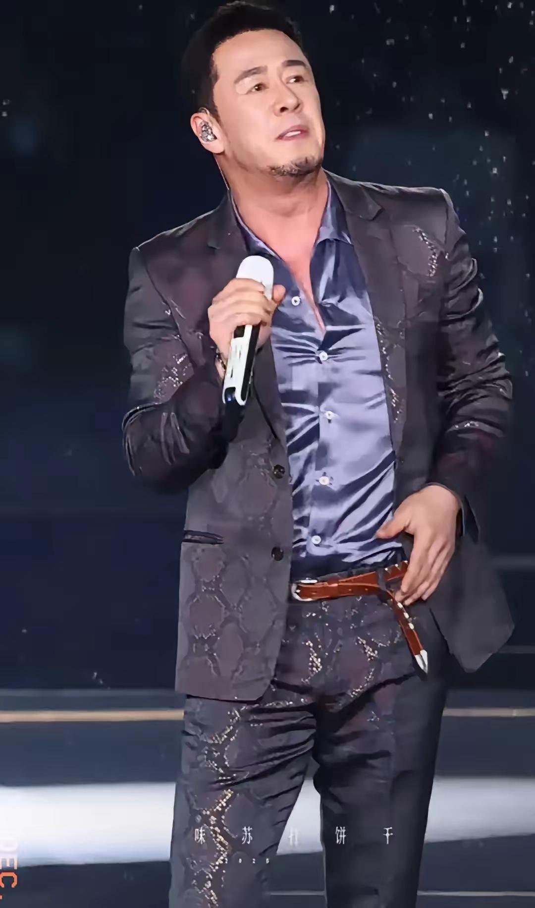 杨坤沈阳演唱会唱到一半，前排人开始起身往外走。他当场把伴奏掐了，对着出口吼：不