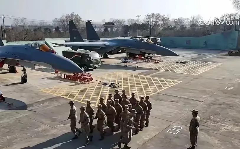 歼11都退役当训练机了，可见国产战机真是好起来了！以目前歼11的状态，颜值高、火