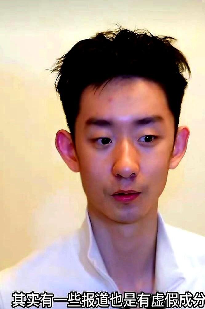 英国餐馆后厨，油腻的水管旁，一个中年男人正满手污垢地埋头修理。没人知道，他就是新