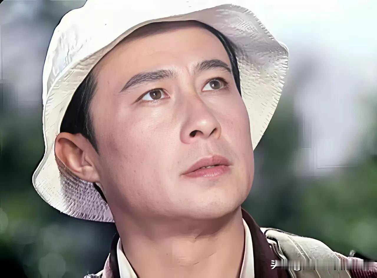 他们都是80年代的大帅哥，天然的美，比现在很多小鲜肉男明星好看。两个人的颜值不相