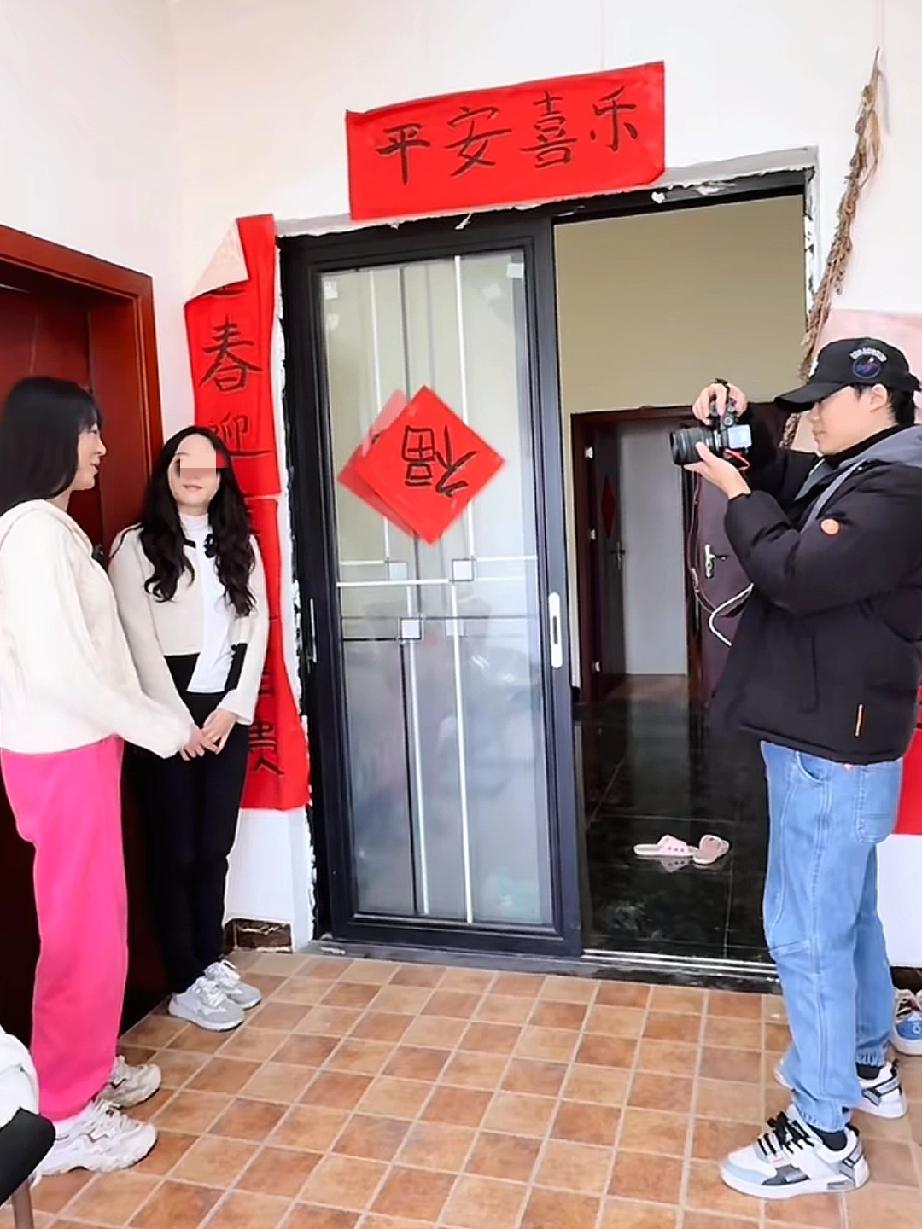 看到呆呆要写对联送网友，我还以为她学过毛笔字，但看到她发出来去年写的，说