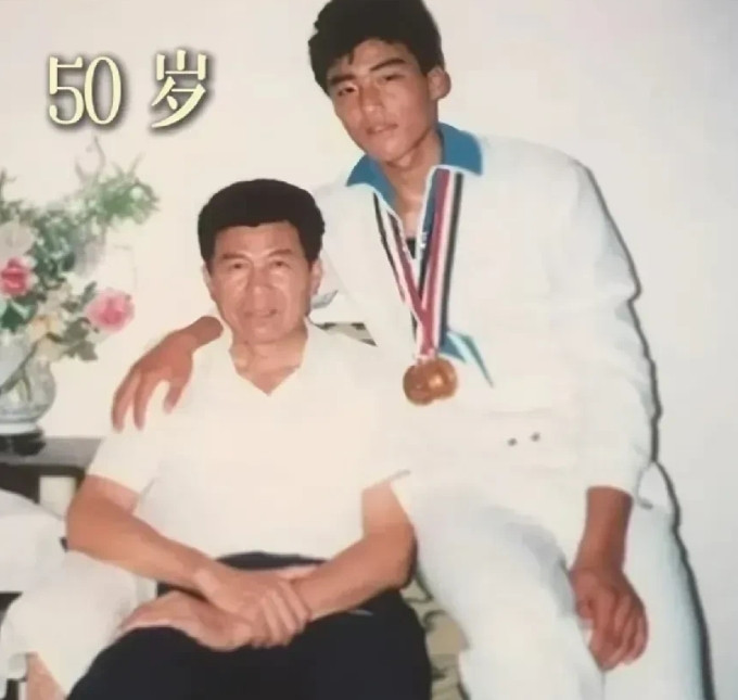 同样两个人，相隔39年。不怪他们一脸幸福啊。[玫瑰][玫瑰][玫瑰]
