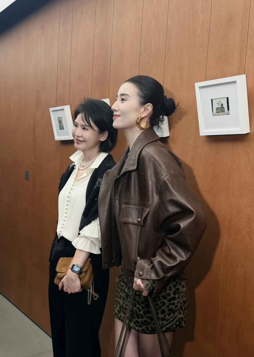 60后追星和宋佳一起看展昨天和两个女儿受邀请参加活动感受圣罗兰知识分子和女