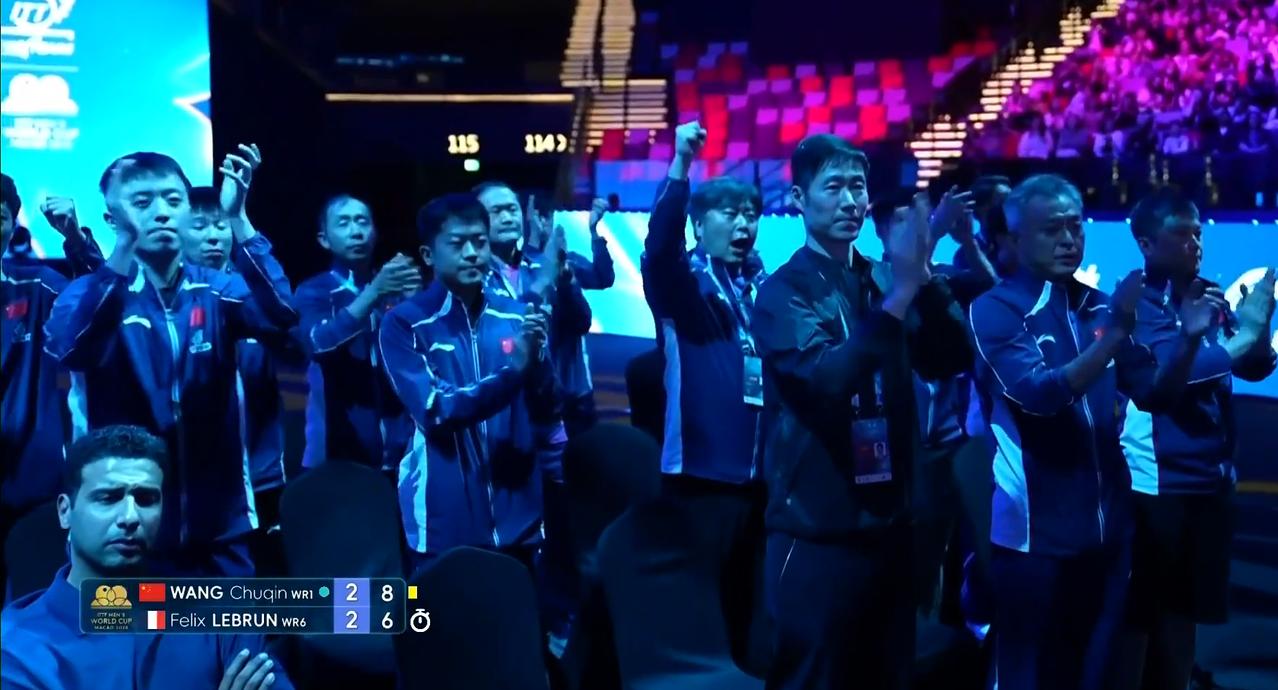 笑死我了！王楚钦和勒布伦这场球，打的热血澎湃，中国教练组都站起来加油了。不