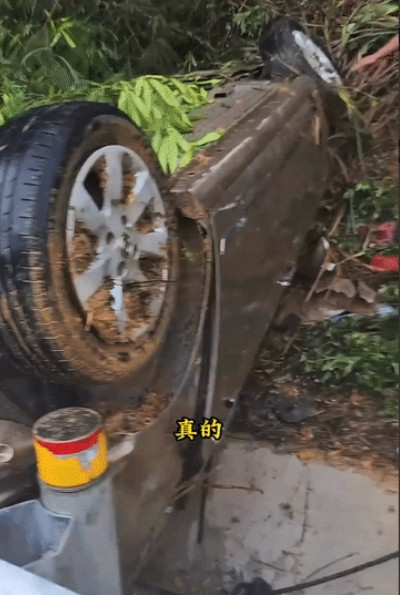 笑着笑着就哭了！广西柳州，女子驾车发生事故，翻了个底朝天，把路人吓得半死，没想到