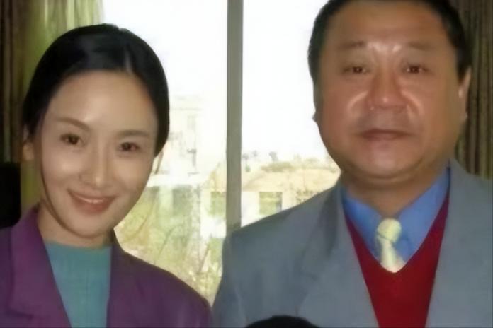 1988年，范伟和一个小护士去相亲，女方一言不发，筷子一下也没动，范伟一看又黄了