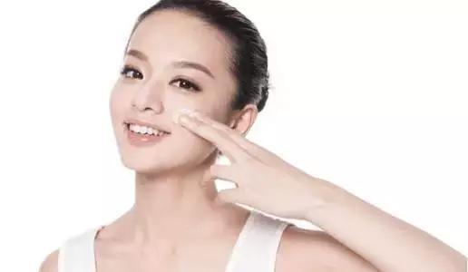冬天皮肤干燥、如蛇皮一样? 你需要一份灭火指南!