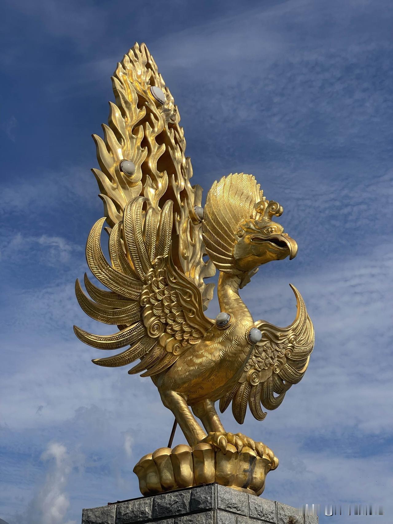 在云南大理崇圣寺三塔景区，首先拍到大鹏金翅鸟，它是佛教护法神天龙八部之一，梵名“