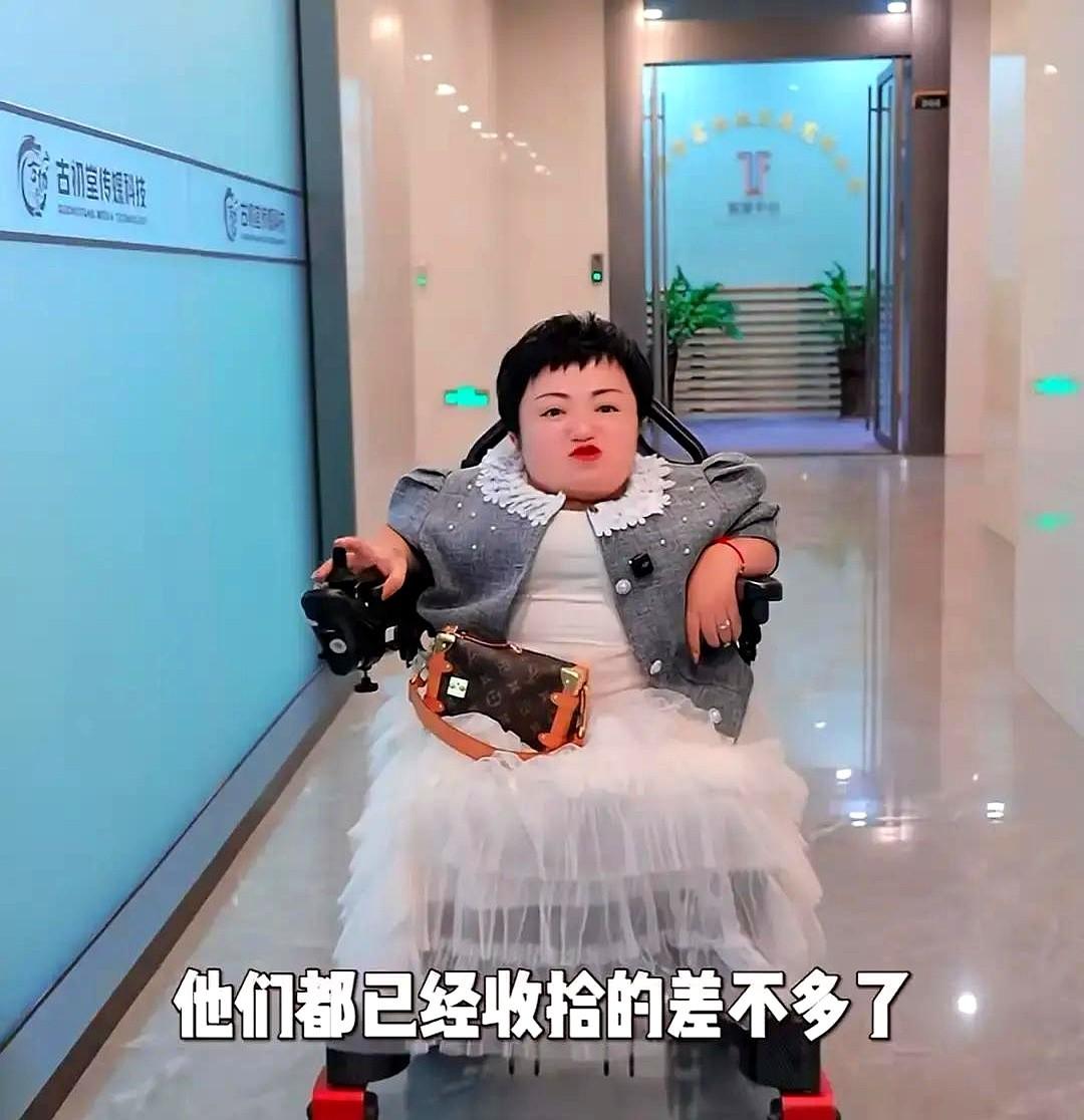 一天卖两千多万！主角是个身高不到一米的“轮椅女孩”。直播间里，李喜梅坐在轮椅