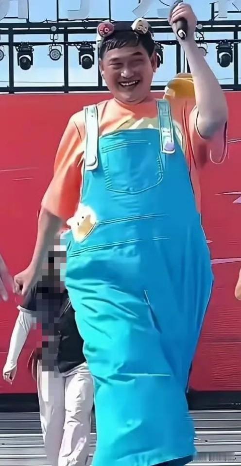大衣哥谈扮角色很累57岁的大衣哥朱之文近日坦言，为配合演出穿夸张装扮扮丑，