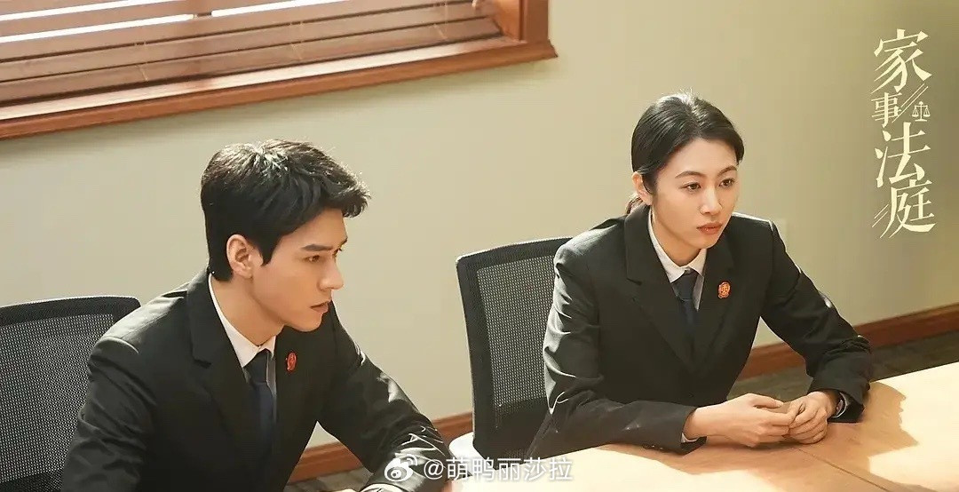龚俊的《凤舞九天》正在热拍中，而他主演的《家事法庭》则官宣定档3月25日。虽然避