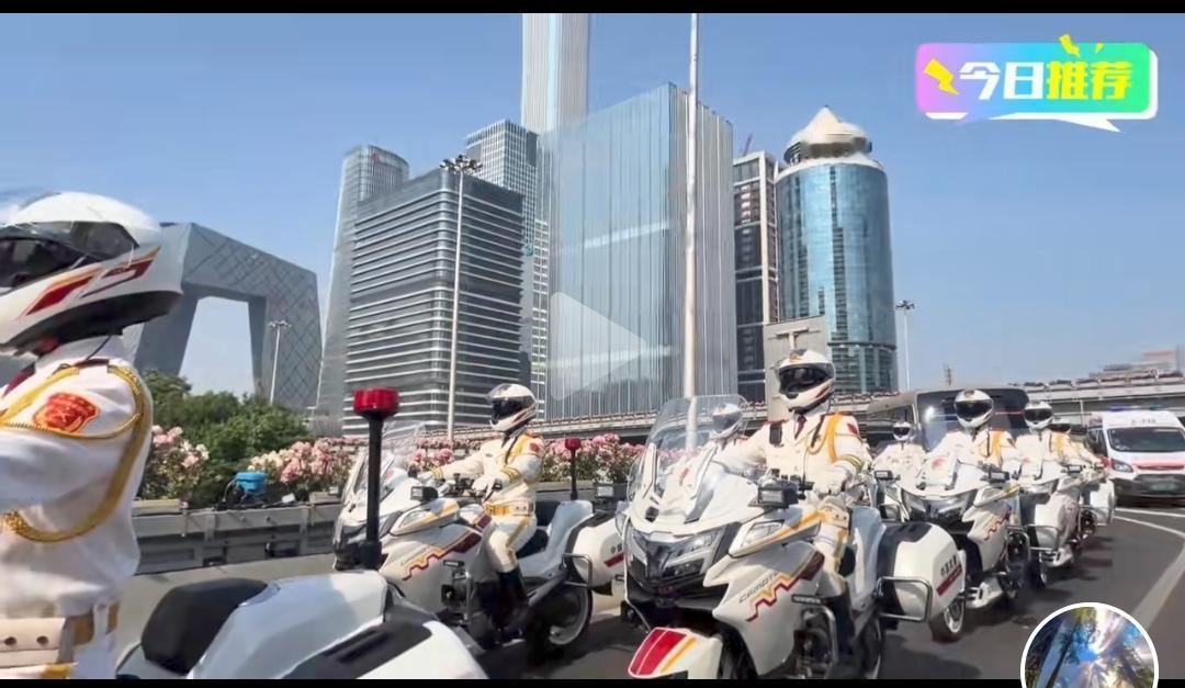 特朗普晚上才到，大中午的，国宾护卫队就整装去机场迎接了……这大热天，裹得这么