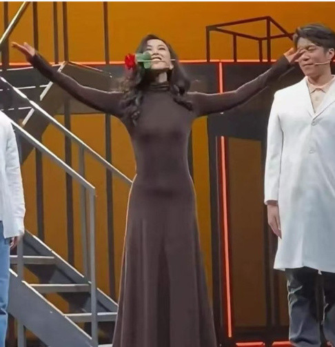 这种贴身针织裙女明星穿效果也一般。​​​