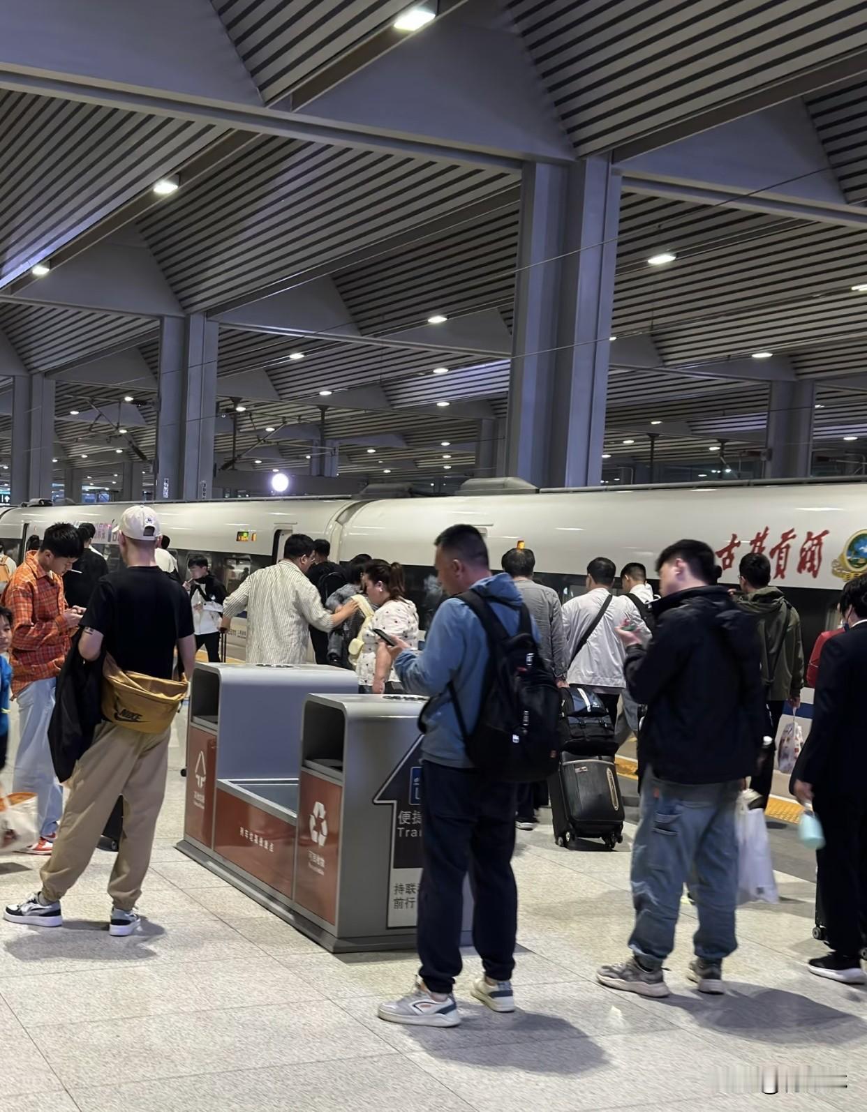 你对在公共场合吸烟的人怎么看我特别反感公共场合吸烟的人，只顾自己一时舒服，完全不