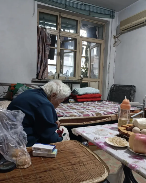 在给婆婆换尿不湿时，发现她呼出了最后一口气。婆婆今年96岁了，十年前瘫痪在床，