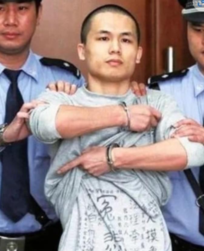 深圳民警李才坤一审判死缓，押进法庭面对记者镜头猛掀囚衣，贴身背心印着"冤"、"悲