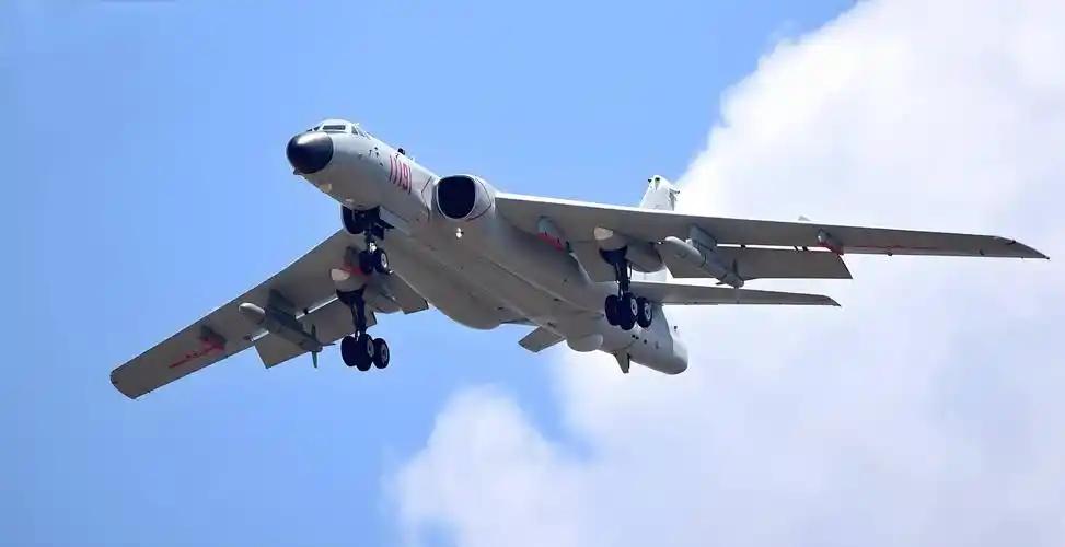 美国死磕了60年都没搞成的空射弹道导弹，中国搞成了！ 央视曝光轰-6N挂载惊