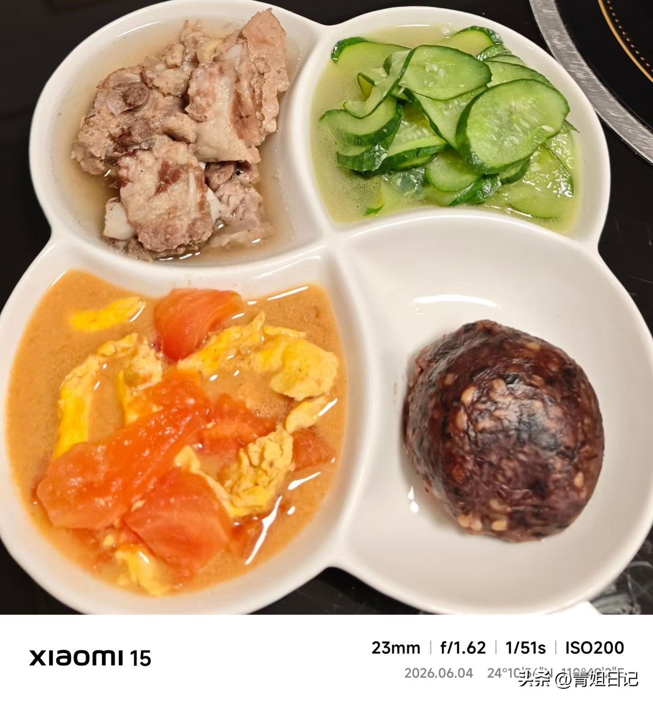 中午这顿饭，主打一个“懒人养生局”。蒸排骨往锅里一扔，电饭煲就和它自己玩去了