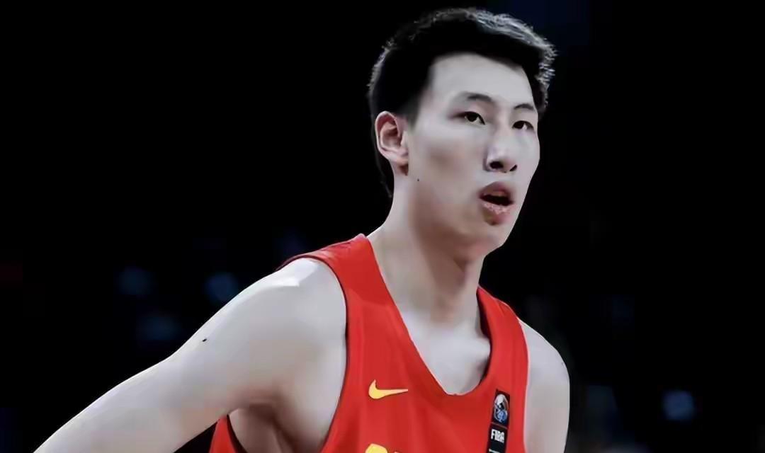 想去NBA边都不沾，软的跟面条似的，世青赛，挤不到篮下，得分非常困难，抢板也非常