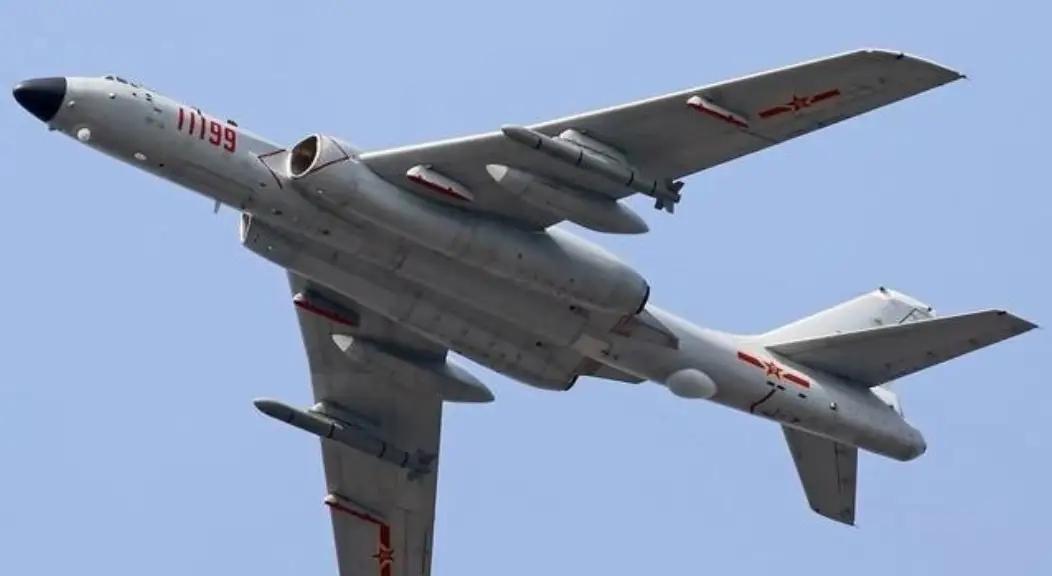 1983年，一架空军轰6在万米高空飞行，突然，一架战机从云里钻出，竟急速撞向轰6