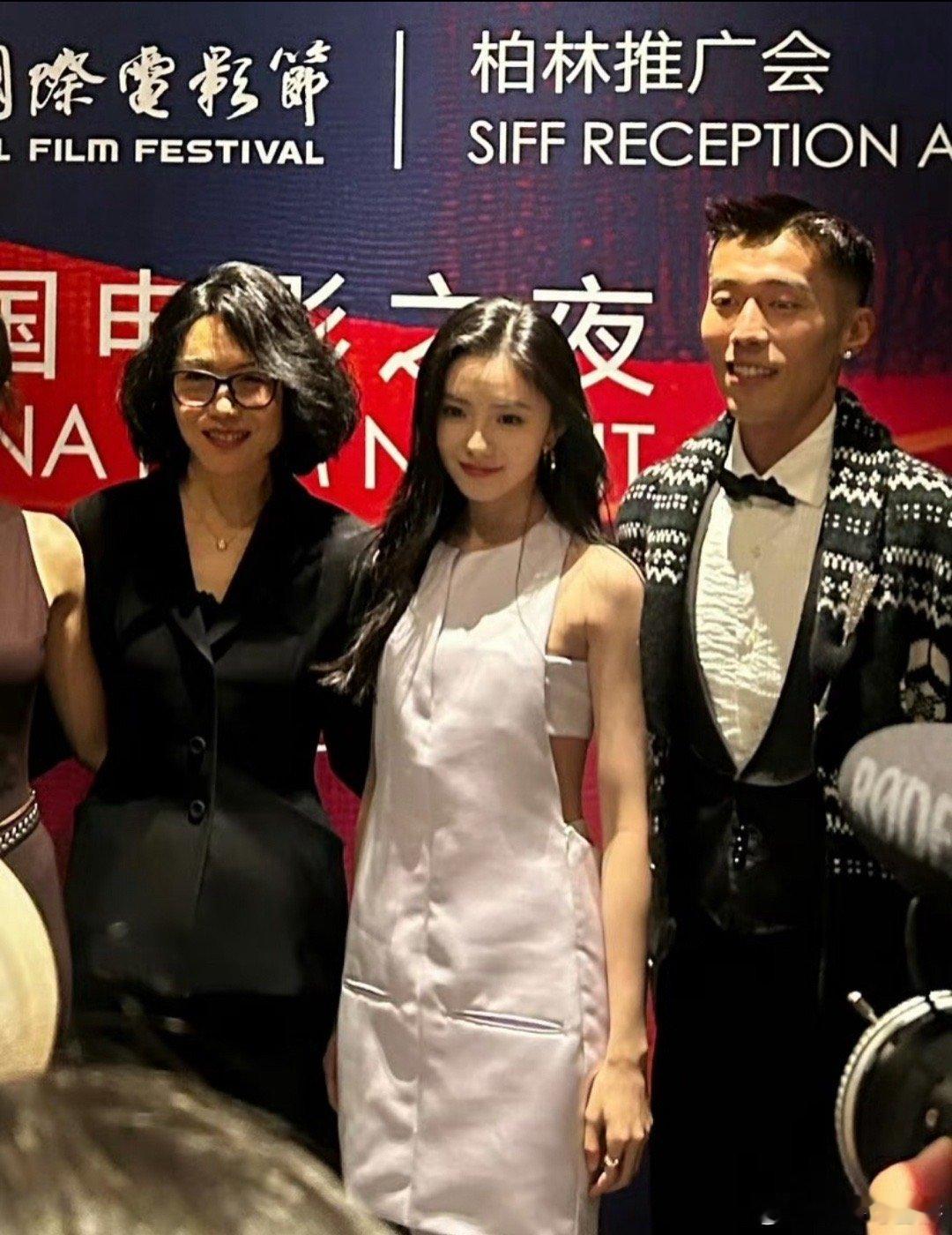 存子这张简直是妈妈级别的存子拥有宽肩的同时头脸还那么小[哭哭]这种美貌女儿是怎么