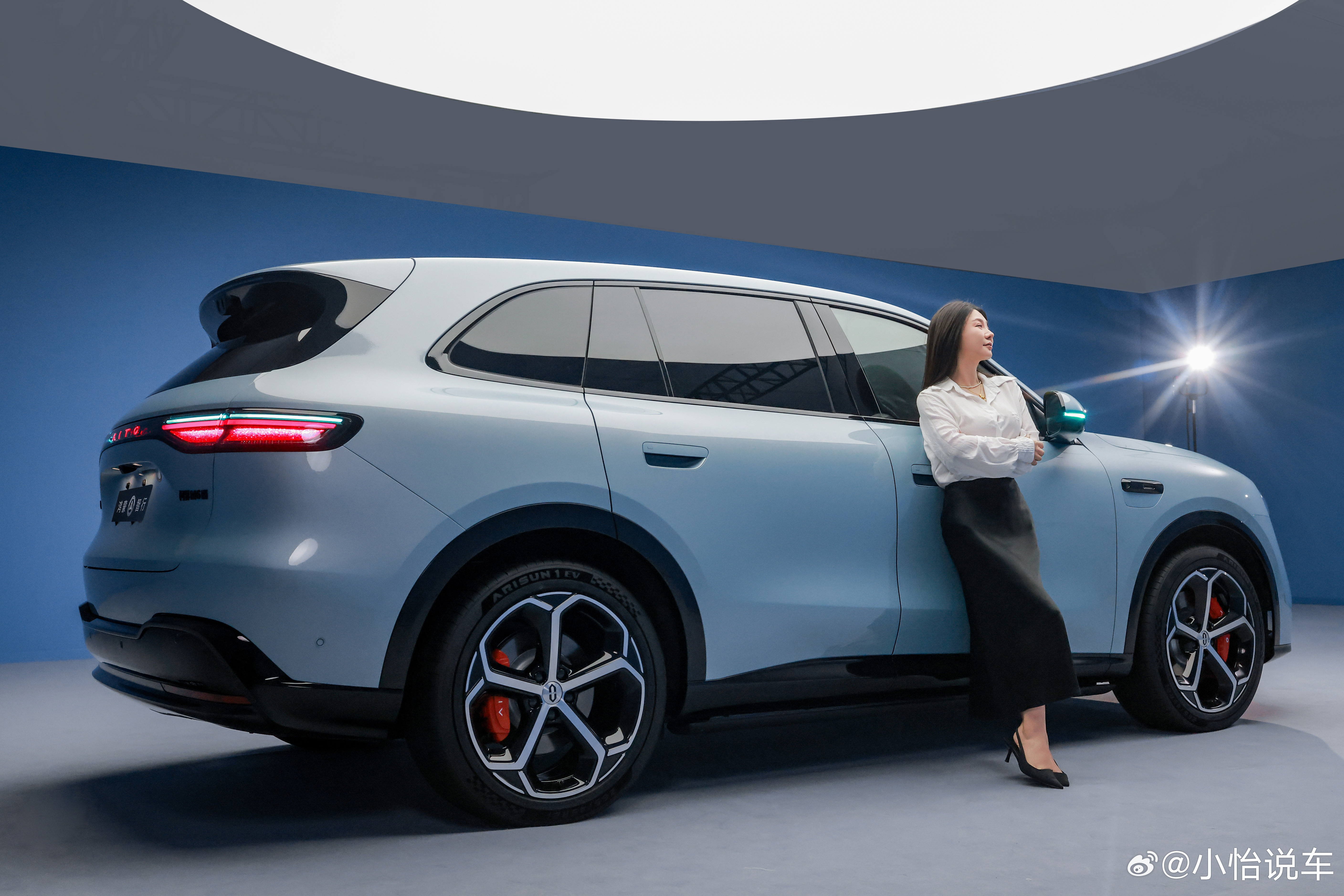 问界M6的官摄图来了！拍摄时，时间紧任务重这车高颜值的优势一下就彰显出来了随便