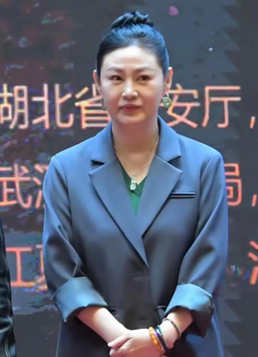 天啊！最美“潘金莲”怎么胖成这样了？真的让人不敢认了！她叫王思懿，今年55岁的