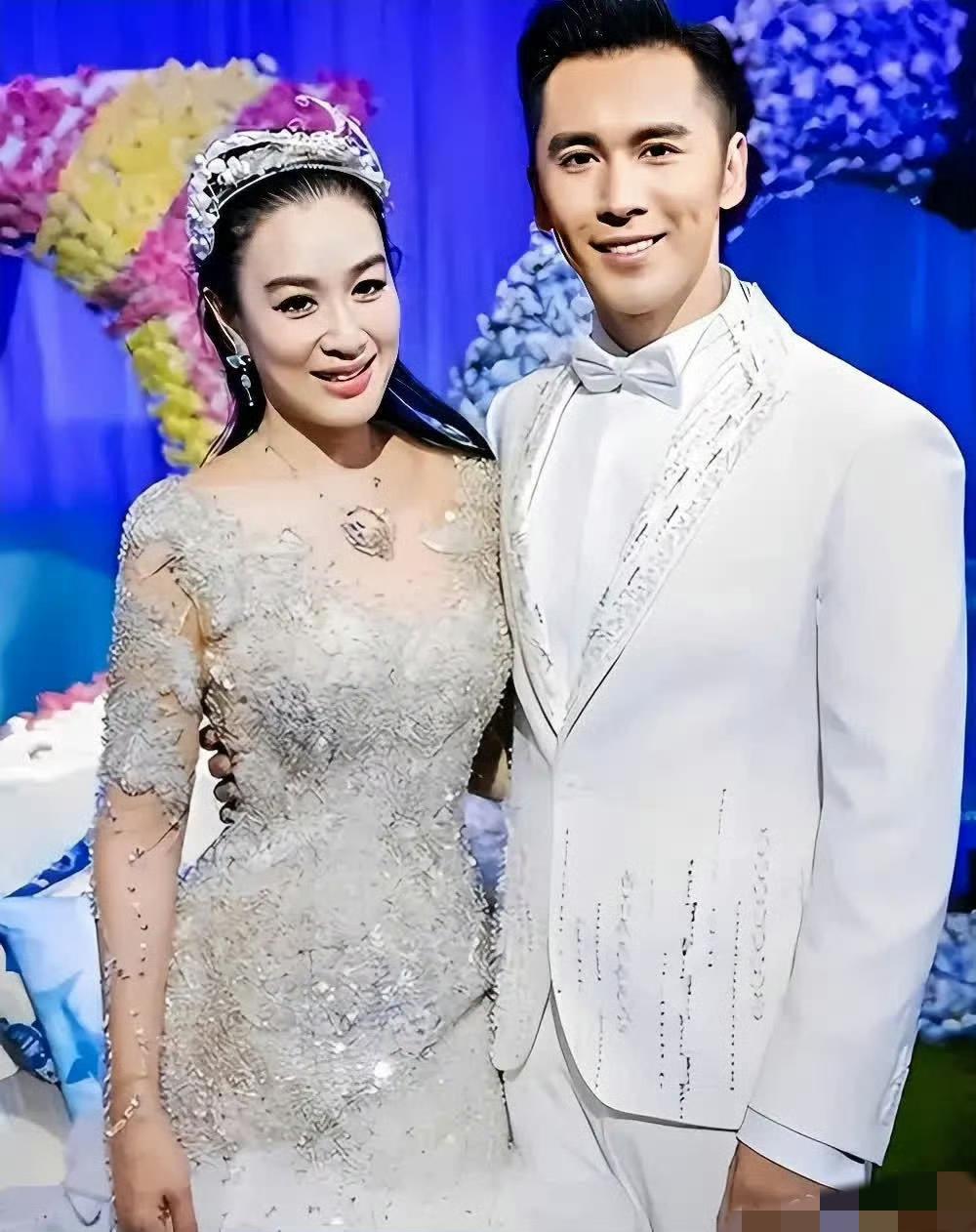 2015年，张伦硕向身家优渥的钟丽缇许下“每天吻你100次”的承诺，两人跨越背景