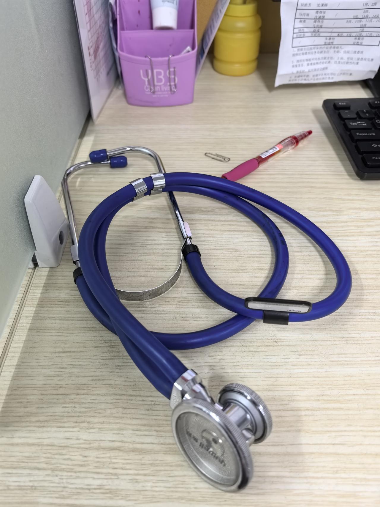 儿科，要忙疯了。昨晚病房值班，忙完工作正想歇一歇，结果电话微信响个不停——同