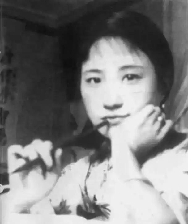1965年，陆小曼去世。翁香光趁机解开她的衣服，感叹道：“凉薄之人终没好下场。”