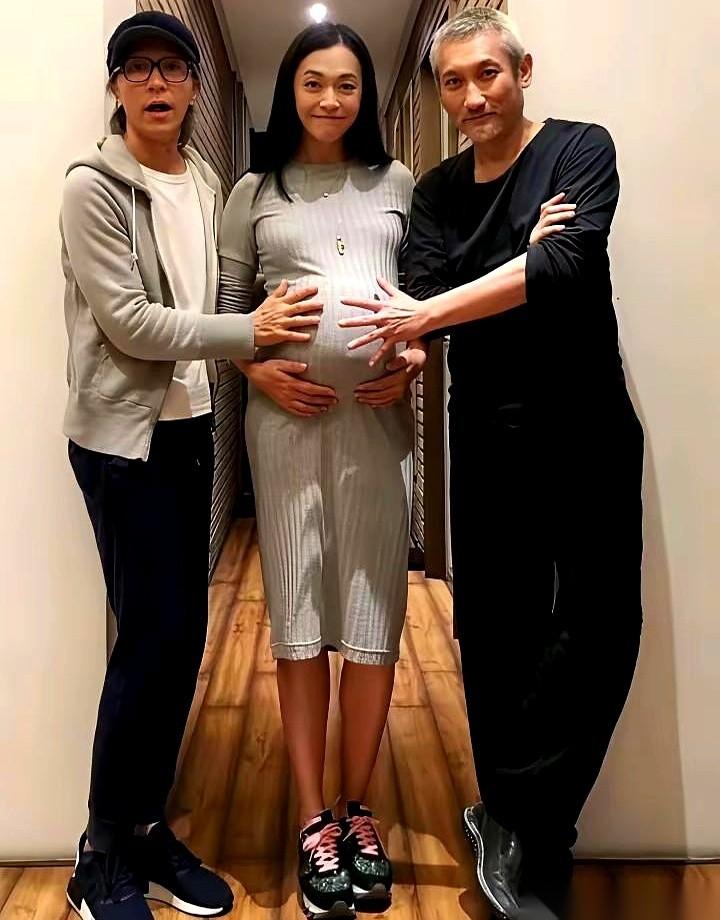 都以为女明星怀孕，就是在家安心养胎，晒晒太阳，美美地等着卸货。可你看姚晨这张，