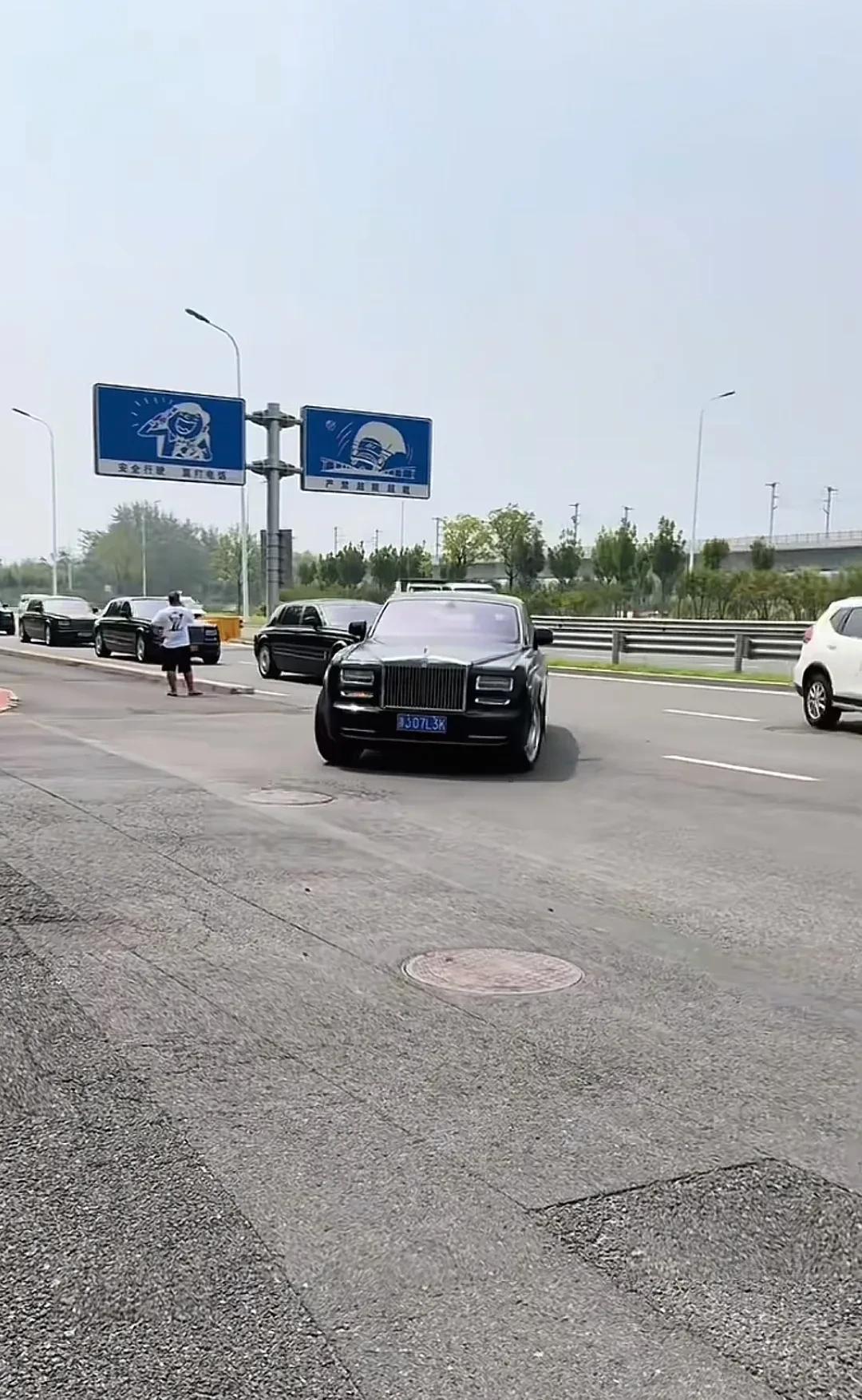 比起简陋的灵堂，在杨少华于人间最后一刻，儿子们给了他风光下葬。悬挂着天津，以及