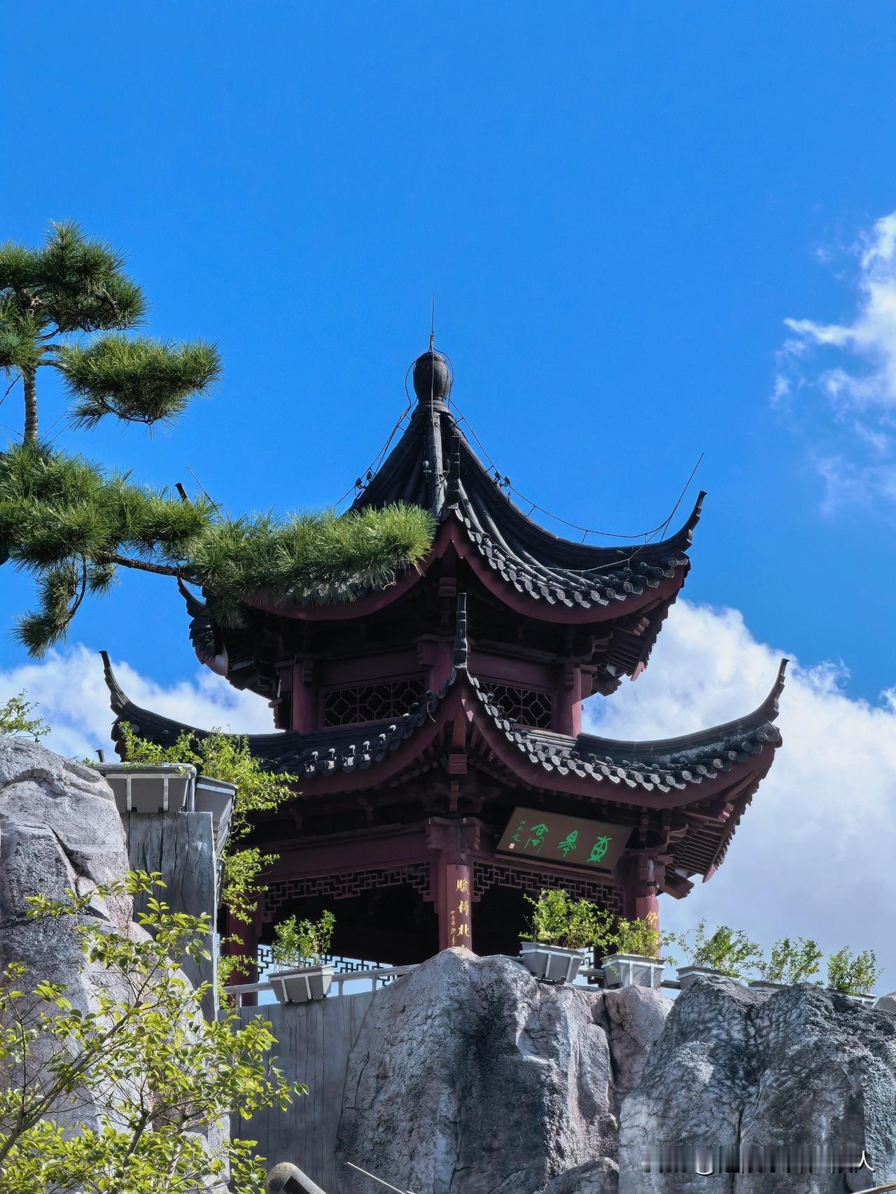 秋日登萃园假山顶上的东皋亭。西北望，京杭大运河与采菱河相交汇。