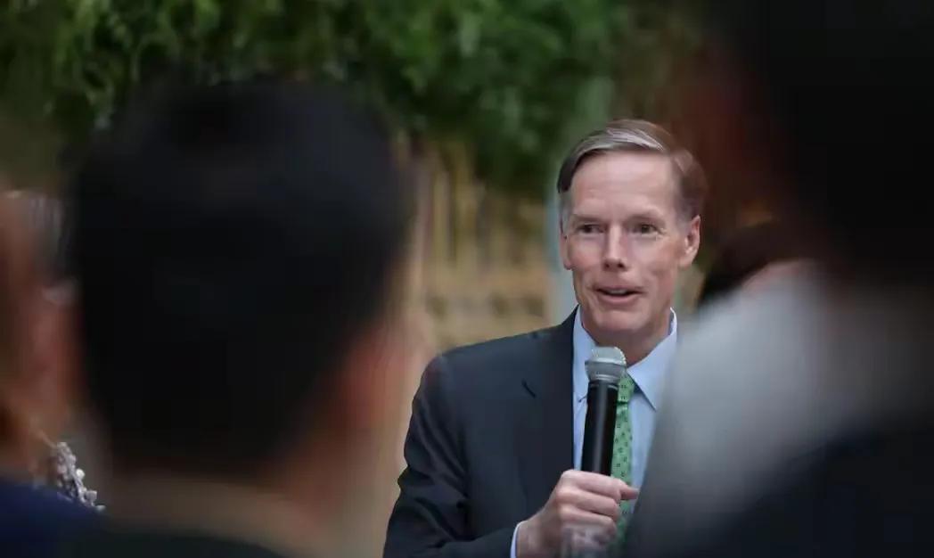 10月28日，美国前驻华大使伯恩斯在接受彭博社采访时毫不掩饰地宣告，美国不希望成