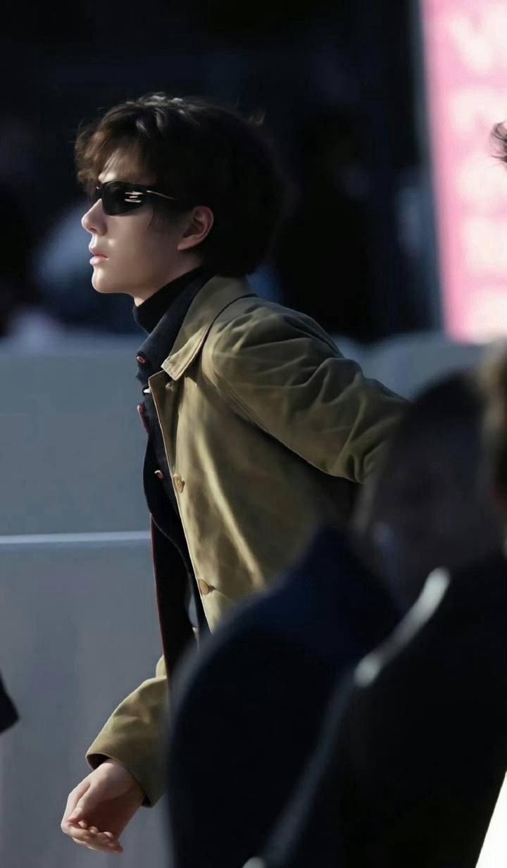 巴黎时装周，香奈儿贵公子重磅登场！风衣，墨镜，小卷毛，气场无敌了。时尚就是王