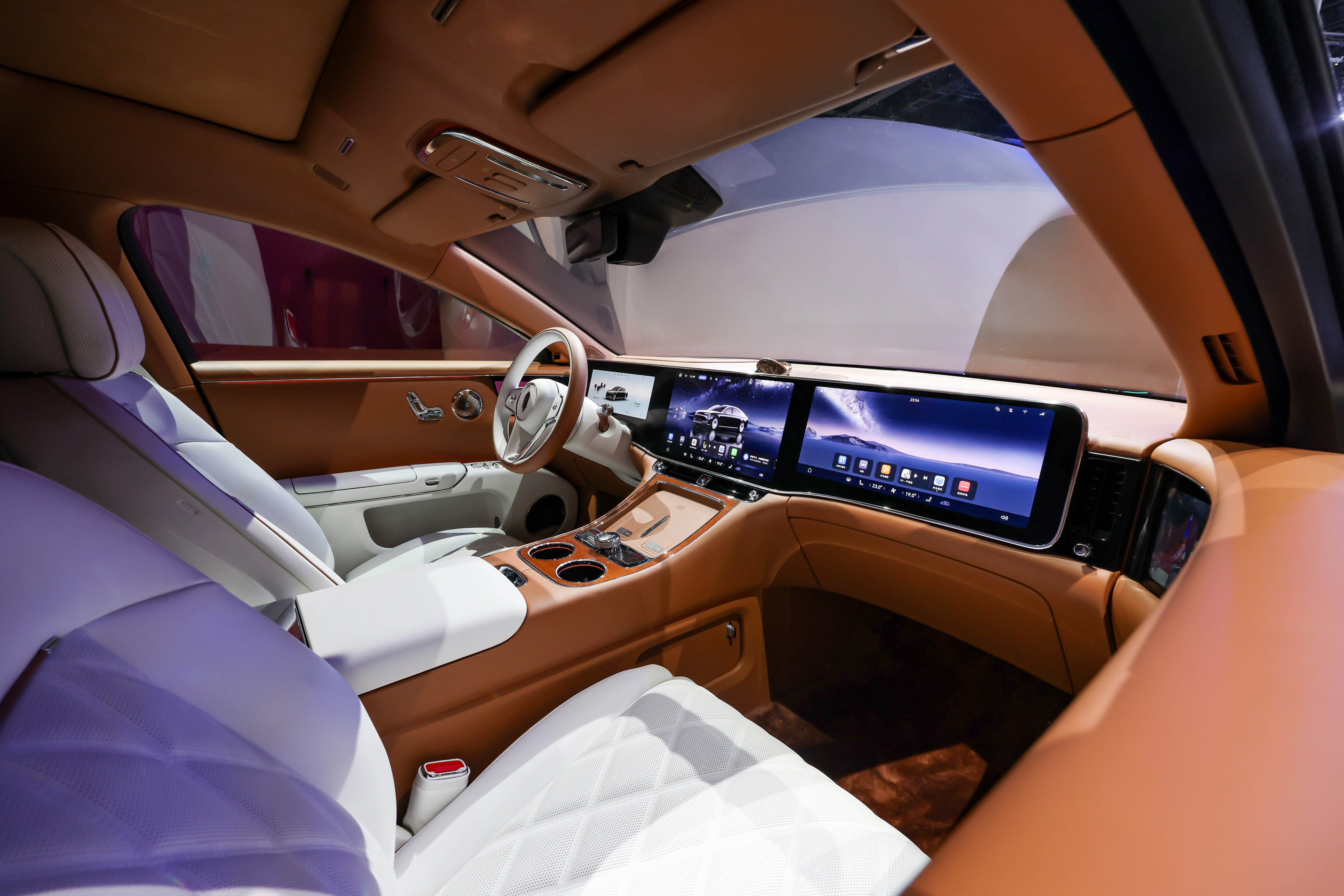 余承东曝尊界200万级新品轿车北京车展现场，余总又有重磅剧透，尊界将在6月底推出